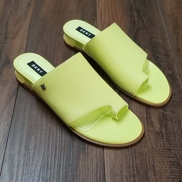 daz flat sandals